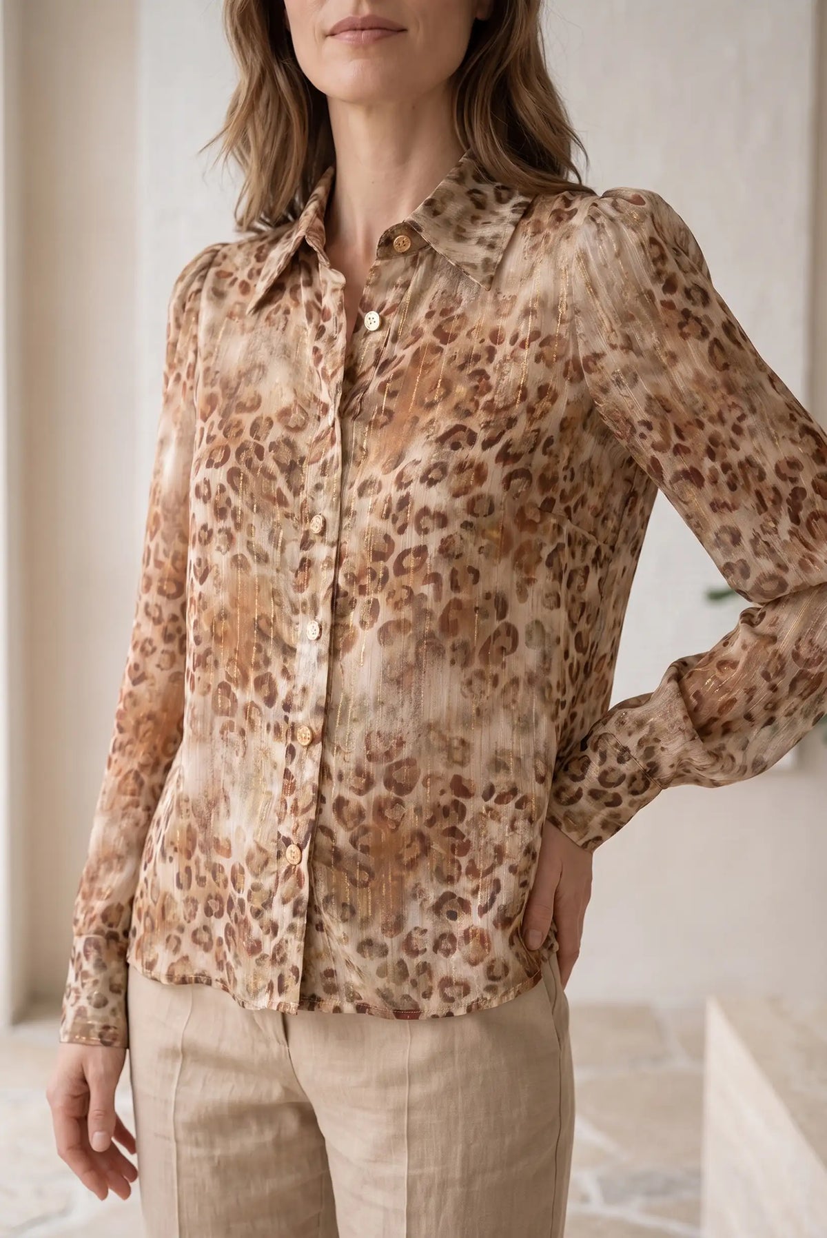 Mujer vistiendo camisa de CHICA del Sur con animal print en beige y marrón y hilos dorados