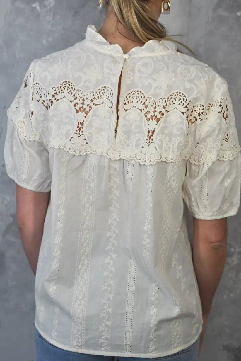 Camisa beige con bordados y manga corta – 100% algodón | Mujer primavera - CHICA del Sur