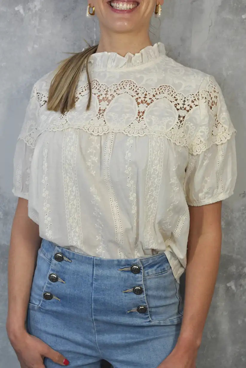 Camisa beige con bordados y manga corta – 100% algodón | Mujer primavera - CHICA del Sur