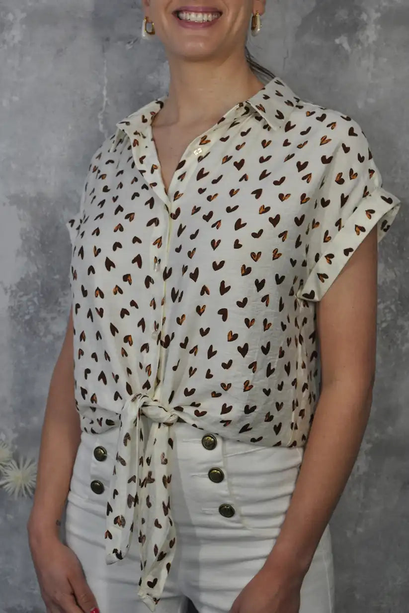 Camisa beige con corazones y nudo – manga corta y estilo primaveral - CHICA del Sur