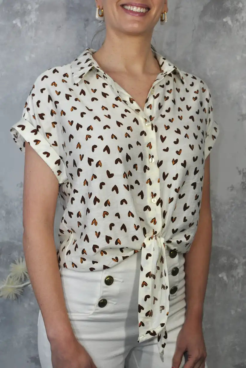 Camisa beige con corazones y nudo – manga corta y estilo primaveral - CHICA del Sur