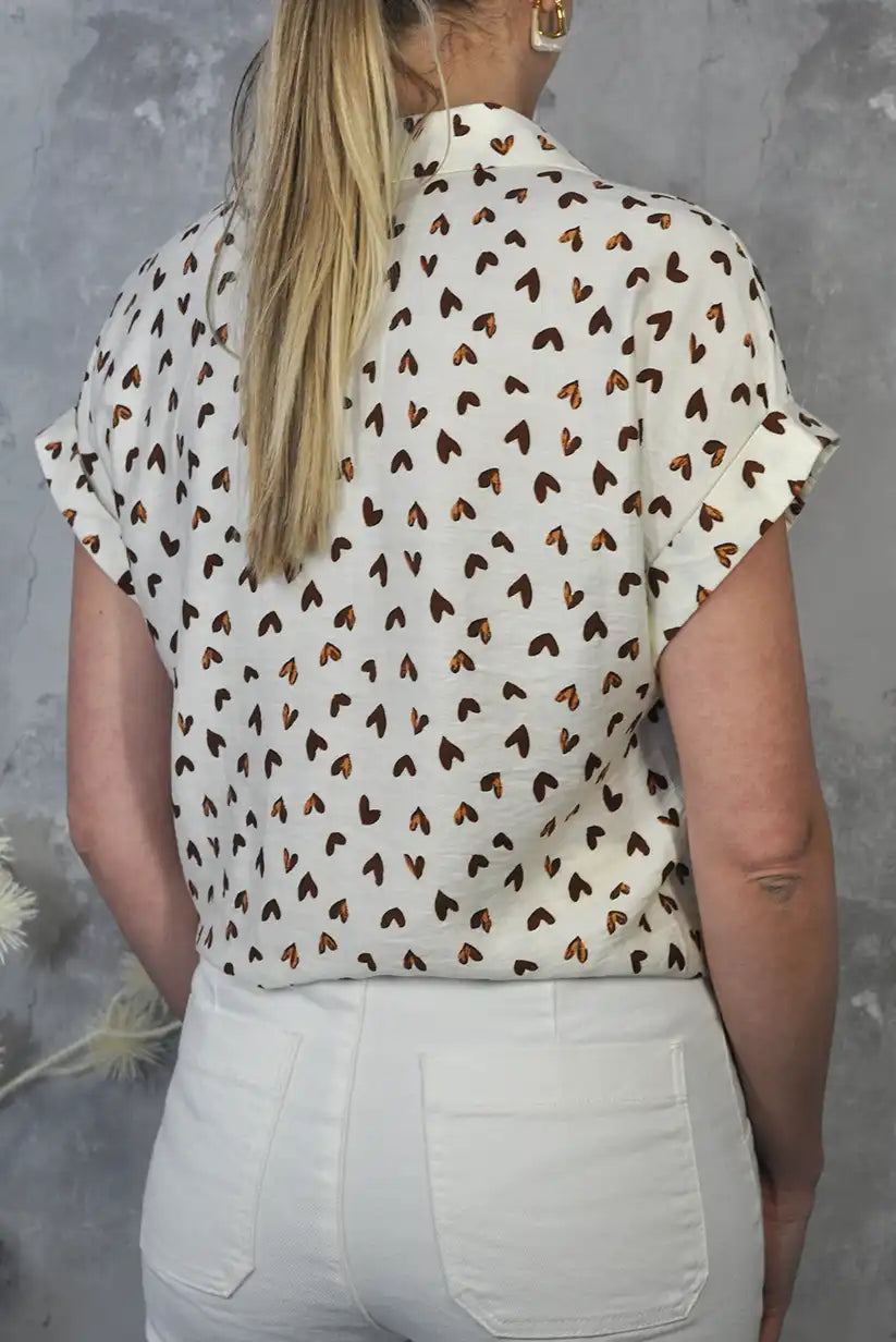 Camisa beige con corazones y nudo – manga corta y estilo primaveral - CHICA del Sur