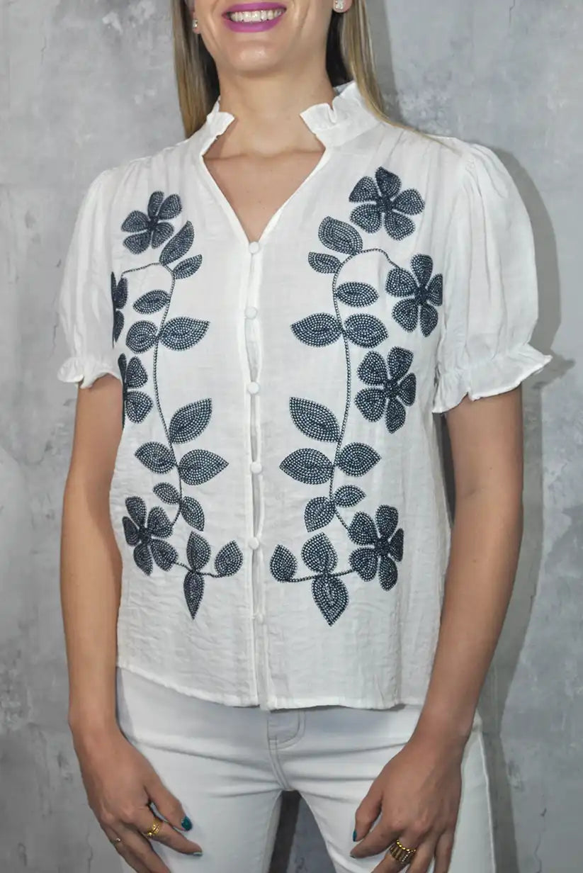 Camisa blanca con bordado azul marino – Estilo fresco y elegante - CHICA del Sur