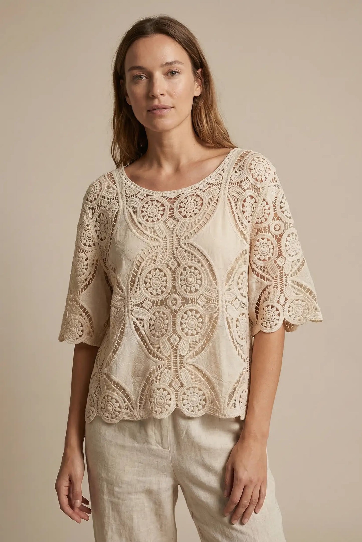 Camisa beige de mujer con bordados florales y manga corta, look casual primavera