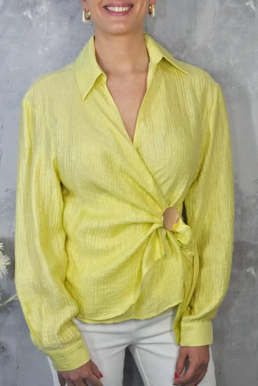 Camisa cruzada amarillo limón con manga larga y cierre con hebilla | Mujer primavera - CHICA del Sur