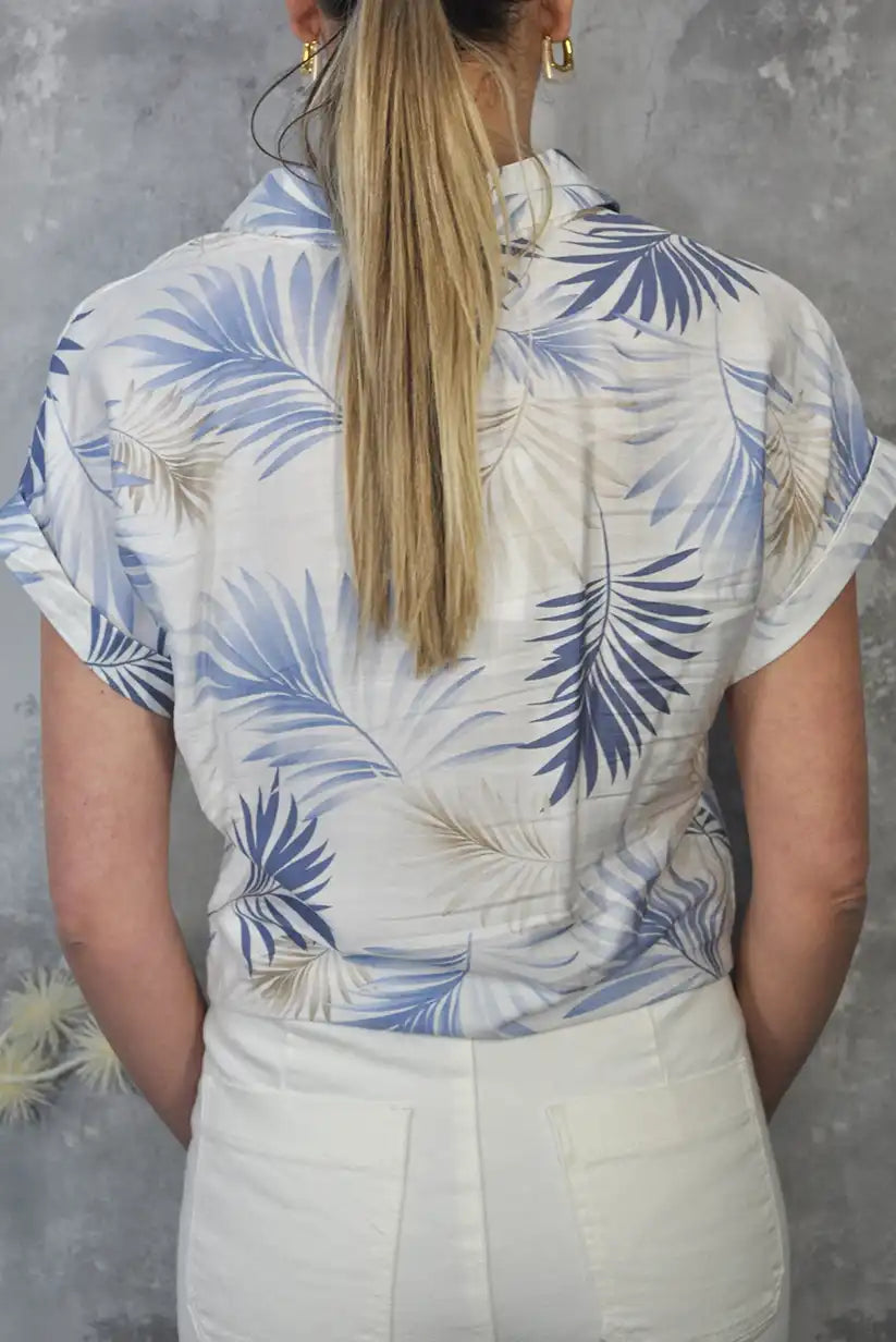 Camisa floral azul con nudo delantero y manga corta – estilo fresco y primaveral - CHICA del Sur