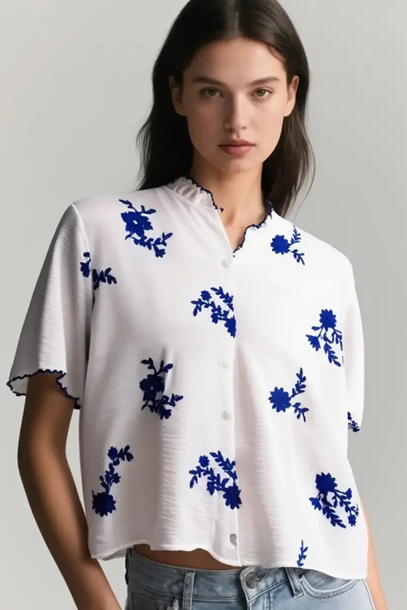 Camisa blanca con bordado floral azul – Frescura y estilo - CHICA del Sur
