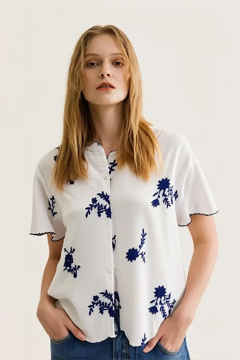 Camisa blanca con bordado floral azul – Frescura y estilo - CHICA del Sur