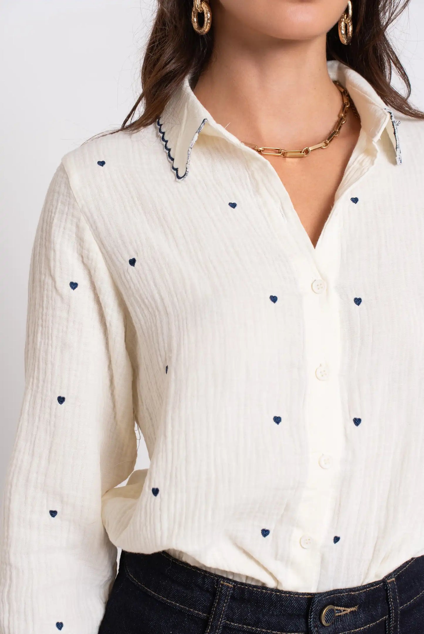 Camisa blanca mujer algodón bordada corazones azul cuello festoneado - CHICA del Sur