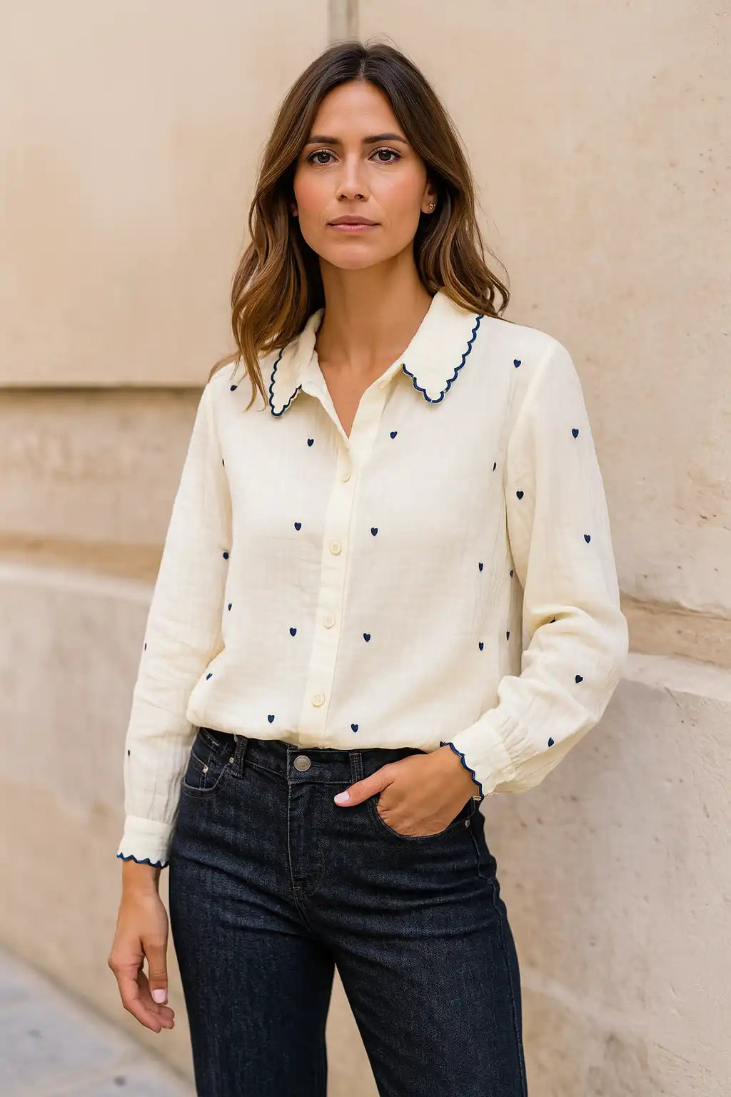 Camisa blanca mujer algodón bordada corazones azul cuello festoneado - CHICA del Sur