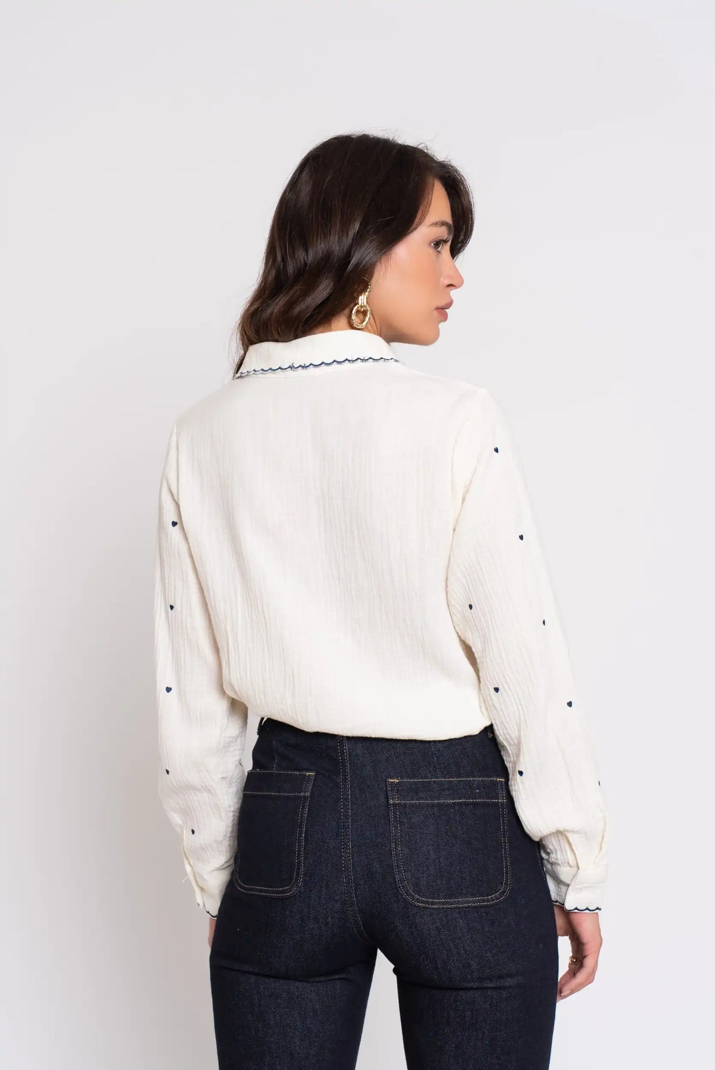 Camisa blanca mujer algodón bordada corazones azul cuello festoneado - CHICA del Sur