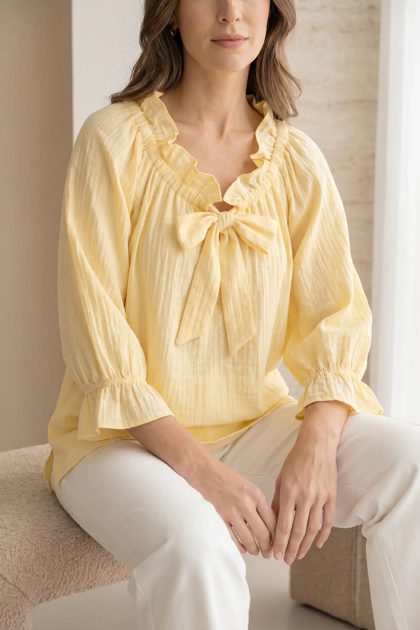 Camisa mujer amarilla con manga francesa, volantes y lazo en el escote, estilo casual