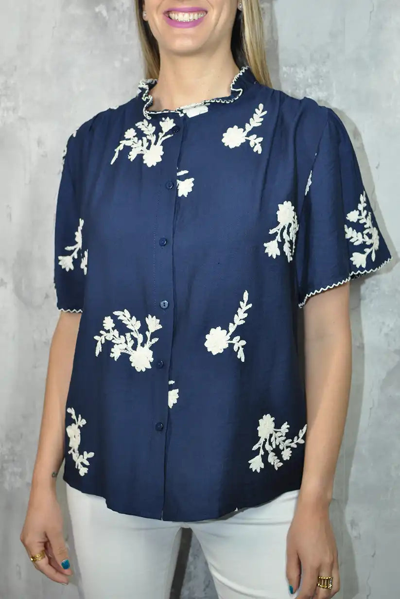 Camisa azul marino bordada con flores blancas – Estilo y frescura - CHICA del Sur
