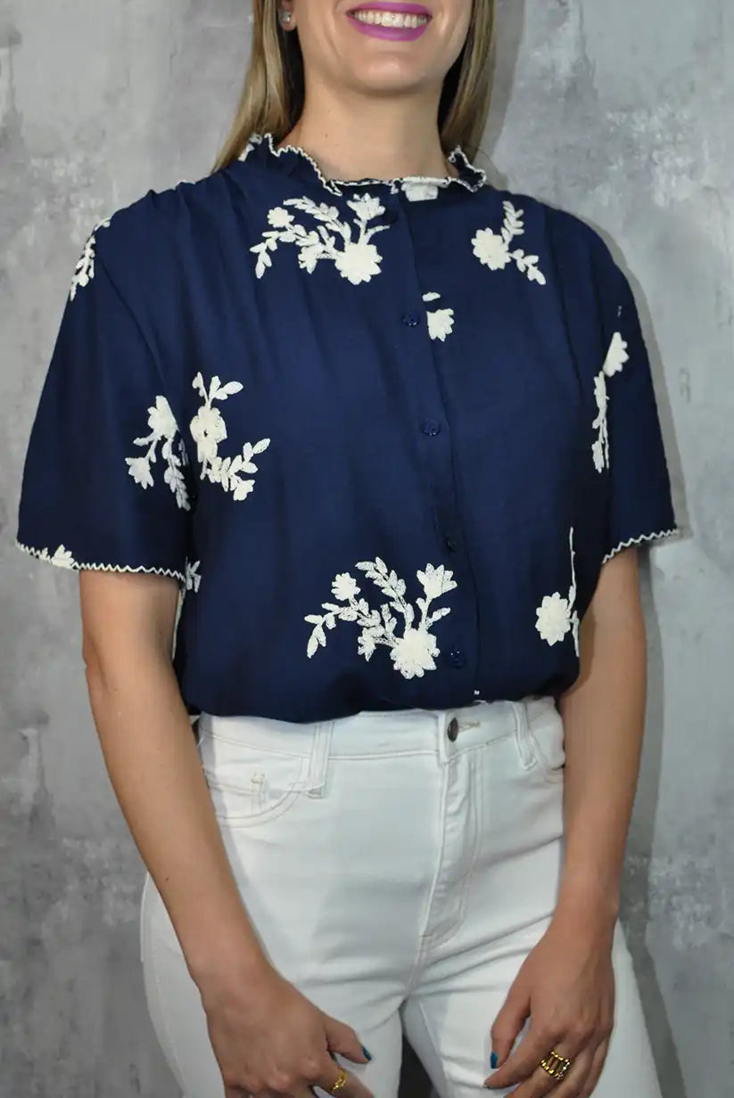 Camisa azul marino bordada con flores blancas – Estilo y frescura - CHICA del Sur