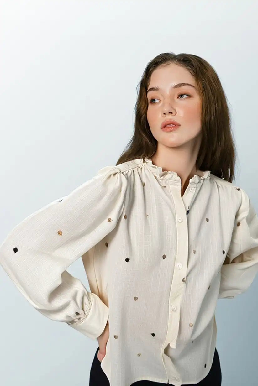 Camisa Mujer Beige Manga Larga con Bordados de Corazones Marrones - CHICA del Sur