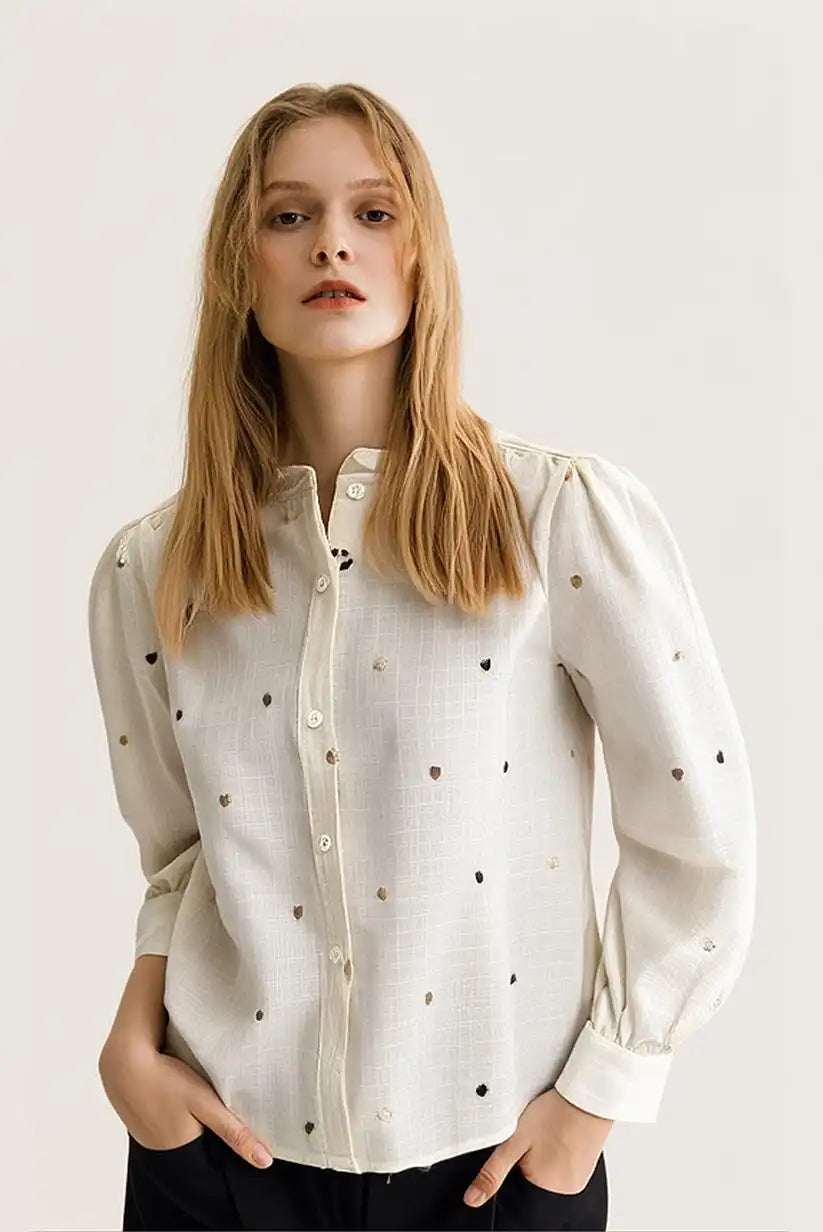 Camisa Mujer Beige Manga Larga con Bordados de Corazones Marrones - CHICA del Sur
