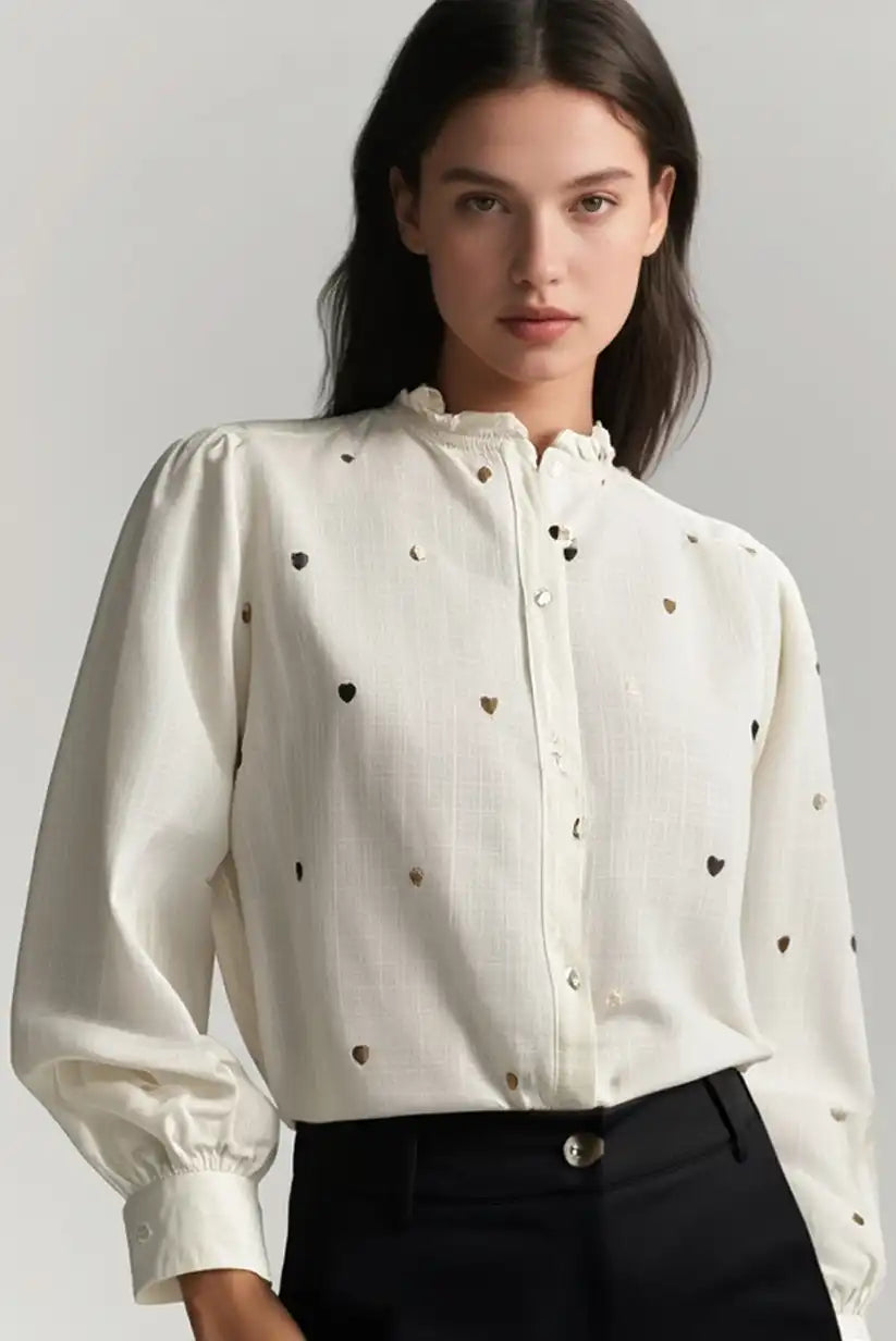 Camisa Mujer Beige Manga Larga con Bordados de Corazones Marrones - CHICA del Sur