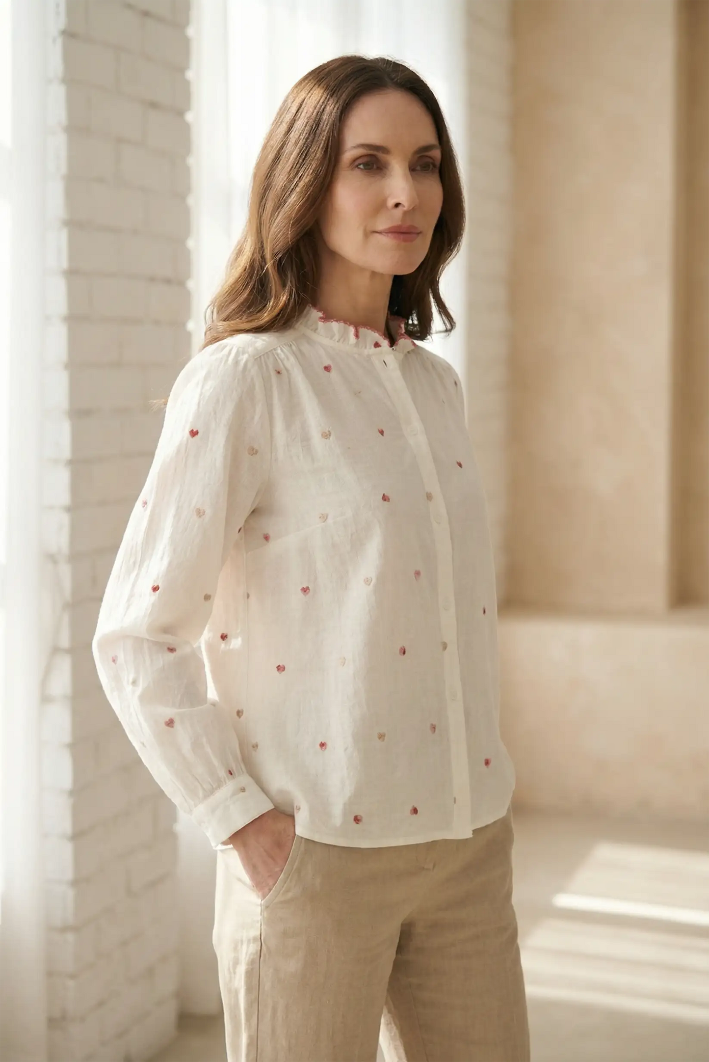 Mujer con camisa blanca estampada de corazones rojos, moda femenina CHICA del Sur