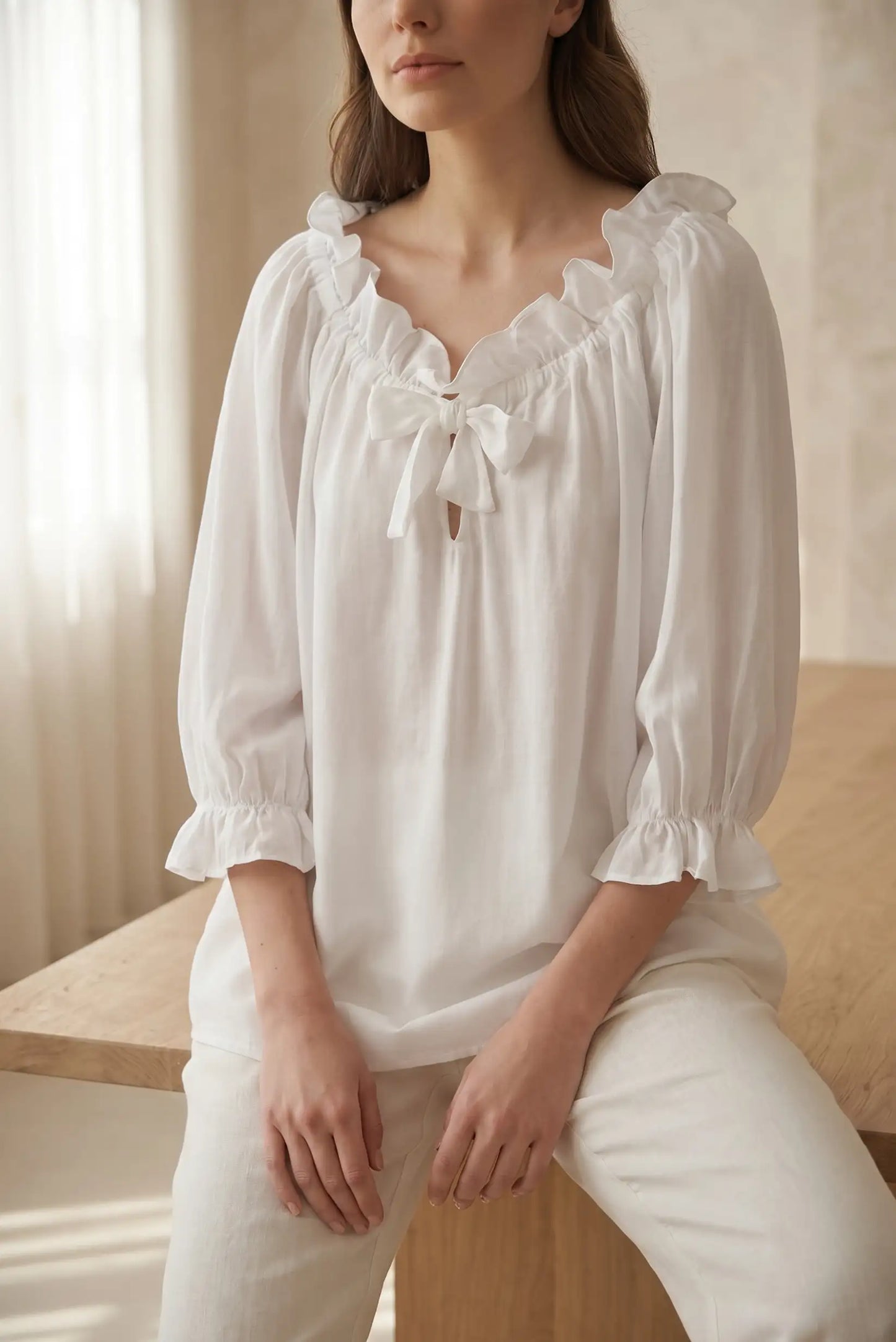 Camisa blanca de mujer manga francesa con volantes y lazo, estilo casual elegante