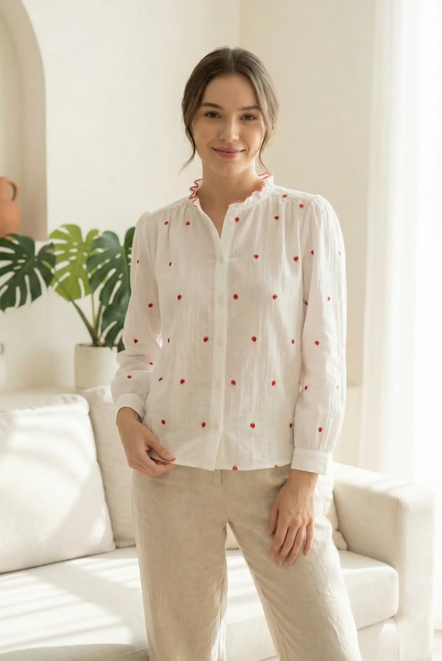 Mujer con camisa blanca de corazones rojos, estilo casual primavera, CHICA del Sur.