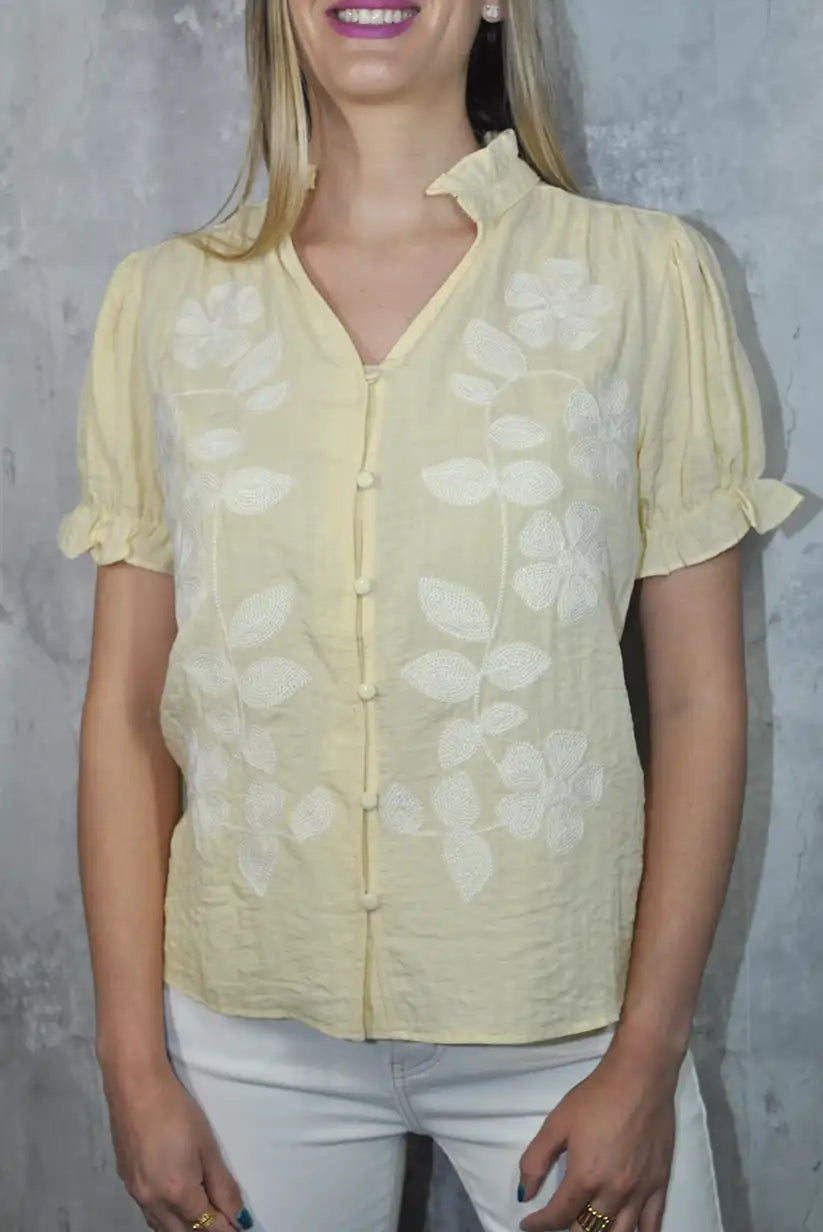 Camisa amarilla con bordado floral blanco – Luz y frescura en versión top - CHICA del Sur