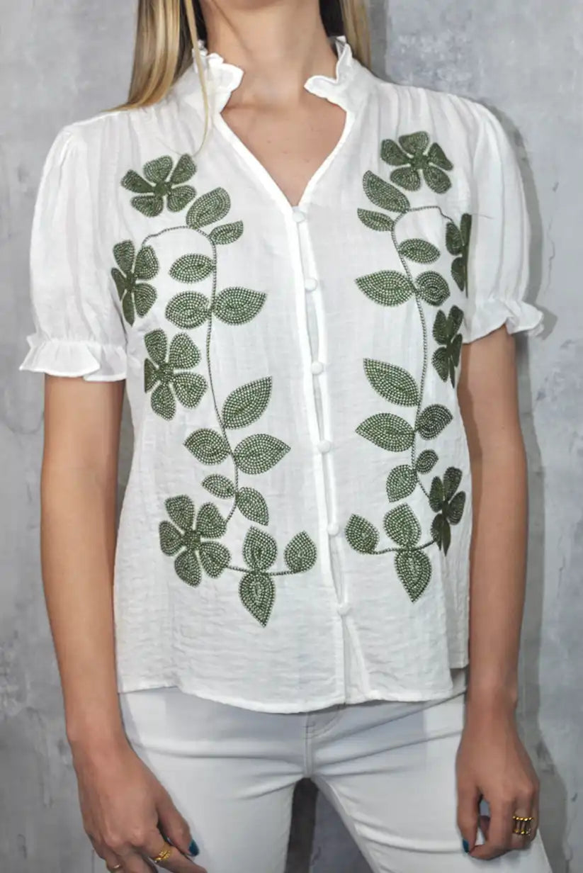 Camisa blanca con bordado floral verde oliva – Natural, fresca y con encanto - CHICA del Sur