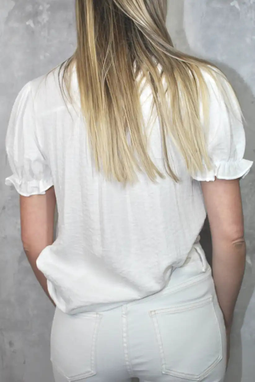 Camisa blanca con bordado floral verde oliva – Natural, fresca y con encanto - CHICA del Sur