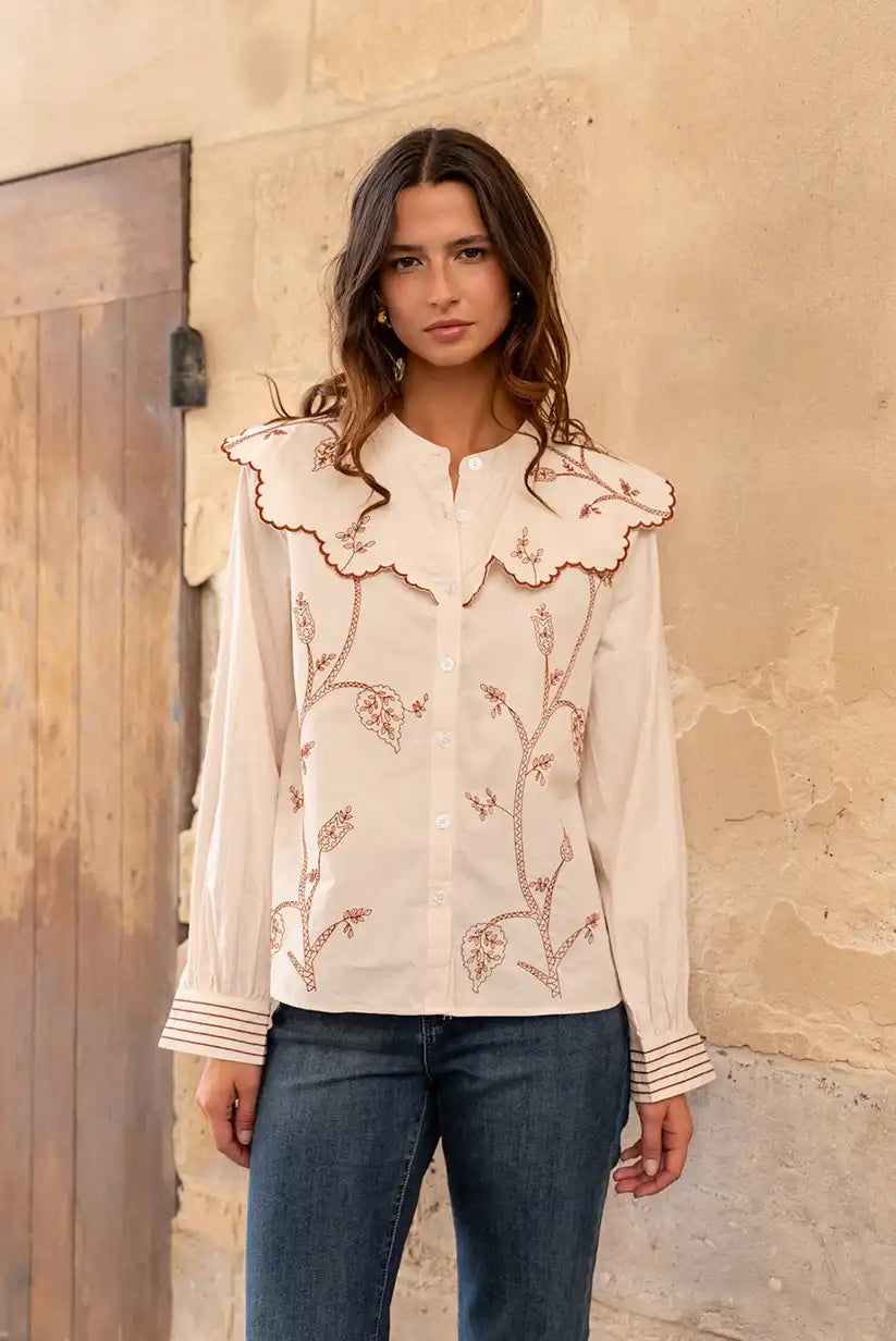 Camisa Beige Mujer con Bordados Florales y Cuello Babero Algodón - CHICA del Sur
