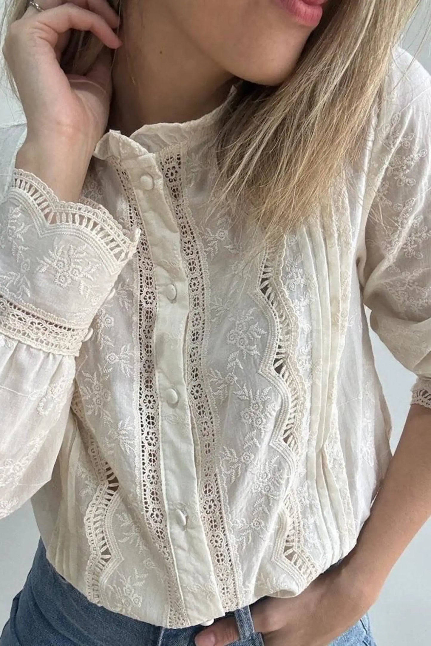 Blusa femenina con encaje y botones, ideal para looks elegantes y casuales
