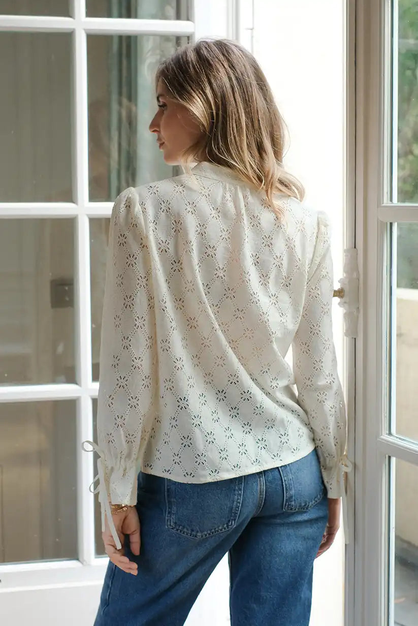 Camisa Blanca Mujer Bordada con Lazos Elegante y Femenina - CHICA del Sur