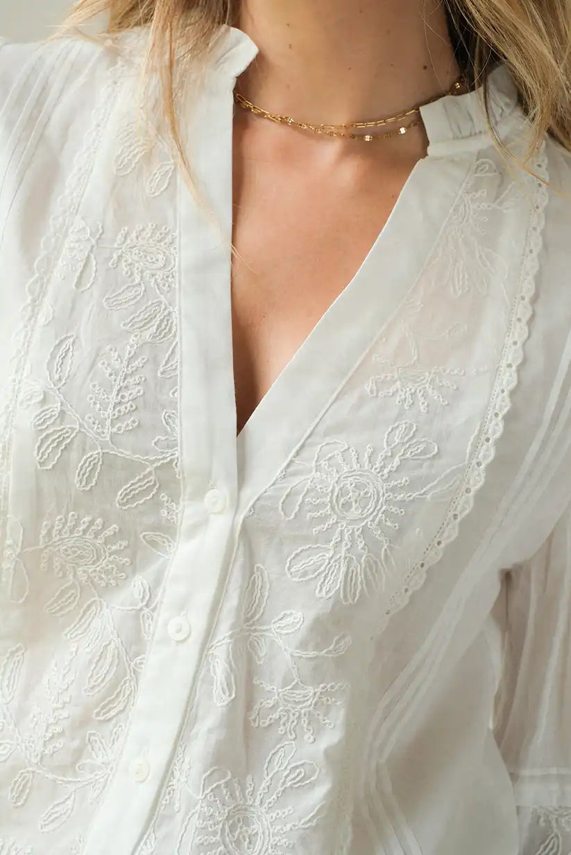 Camisa blanca mujer con bordados florales y escote pico algodón - CHICA del Sur