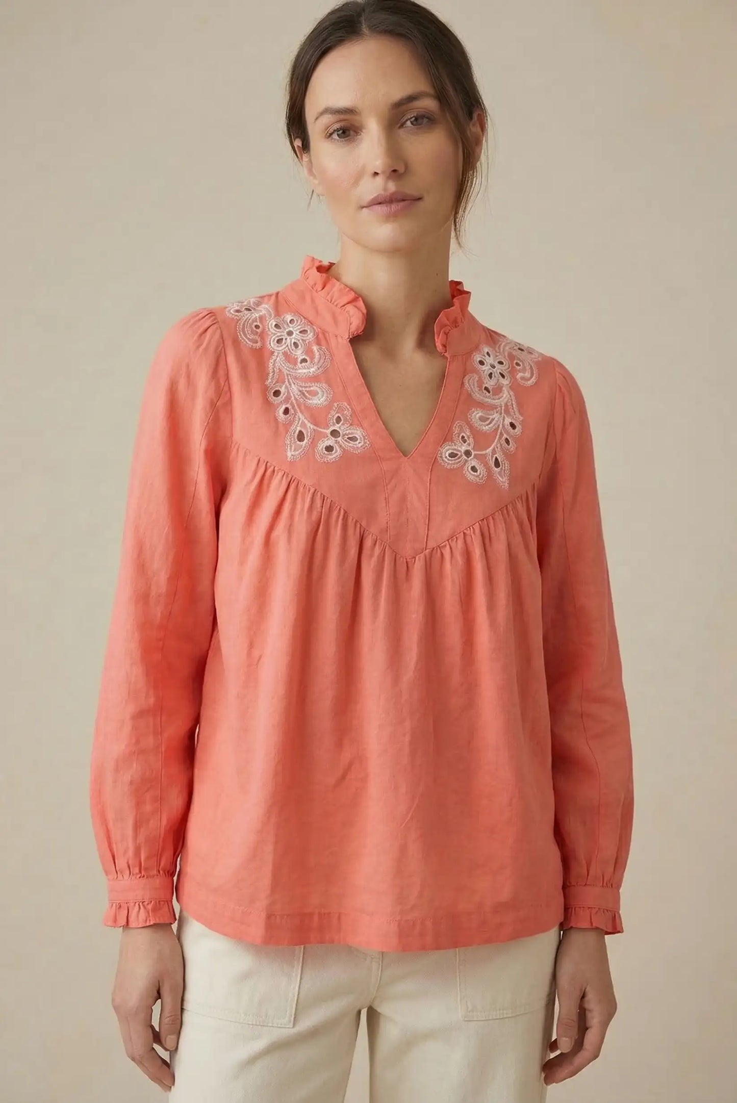 Camisa mujer manga larga coral con bordado floral blanca, estilo casual primaveral