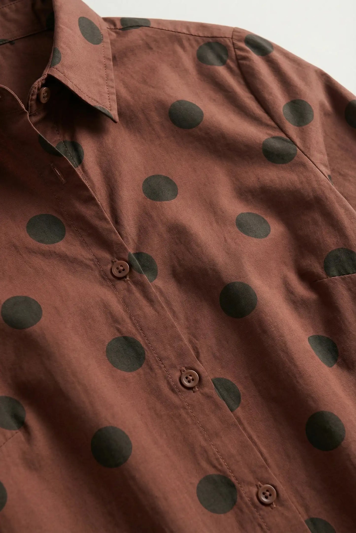 Camisa mujer marrón de manga larga con lunares negros, moda casual CHICA del Sur