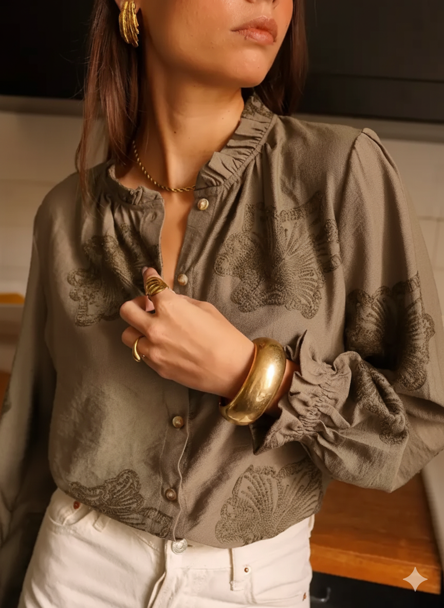 Camisa Taupe Mujer con Bordados Florales Elegante y Versátil - CHICA del Sur