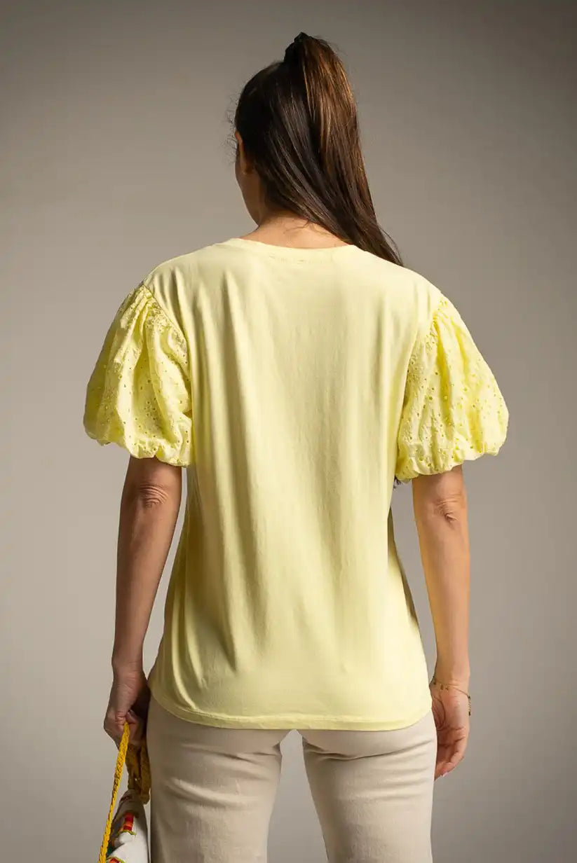 Camiseta oversize amarillo mantequilla con mangas bordadas | Primavera con estilo - CHICA del Sur