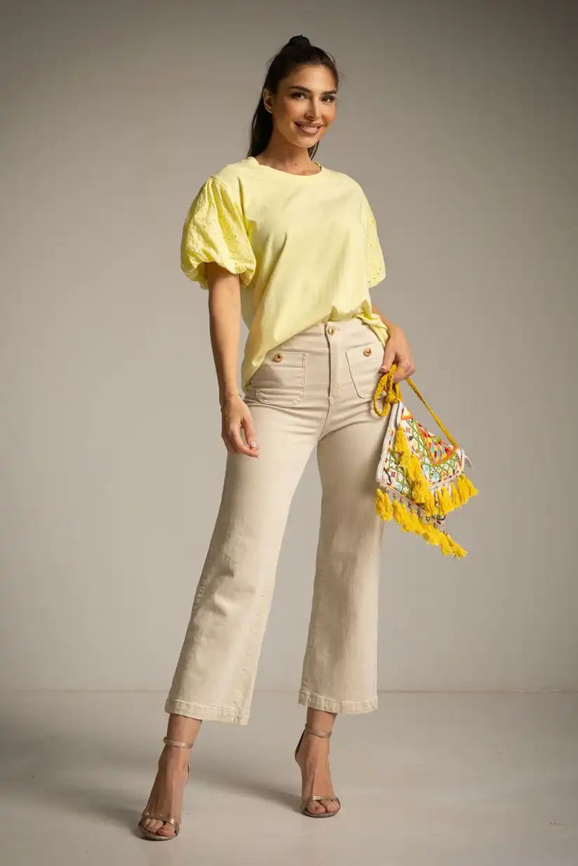 Camiseta oversize amarillo mantequilla con mangas bordadas | Primavera con estilo - CHICA del Sur