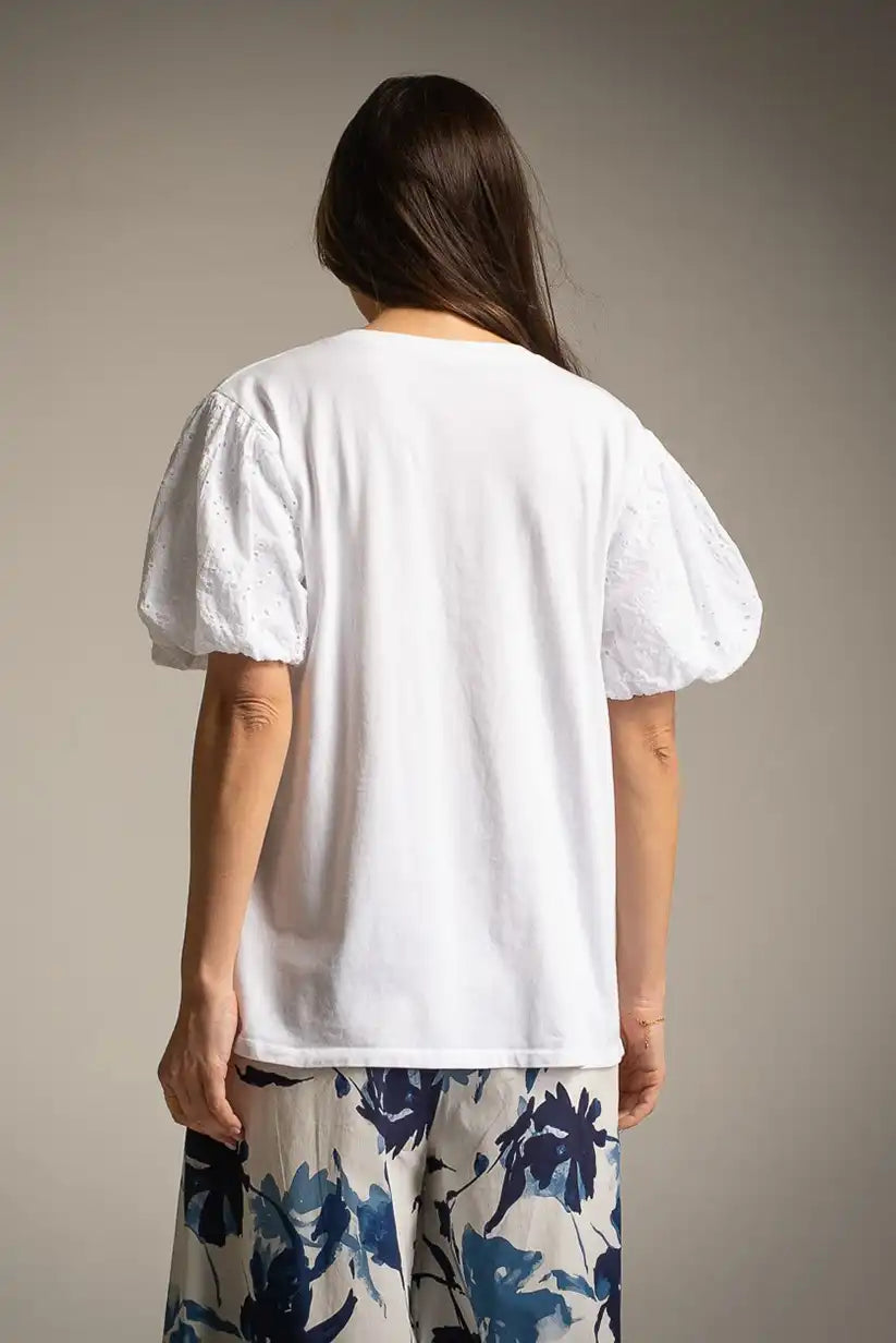 Camiseta oversize blanca con mangas perforadas | Primavera - CHICA del Sur