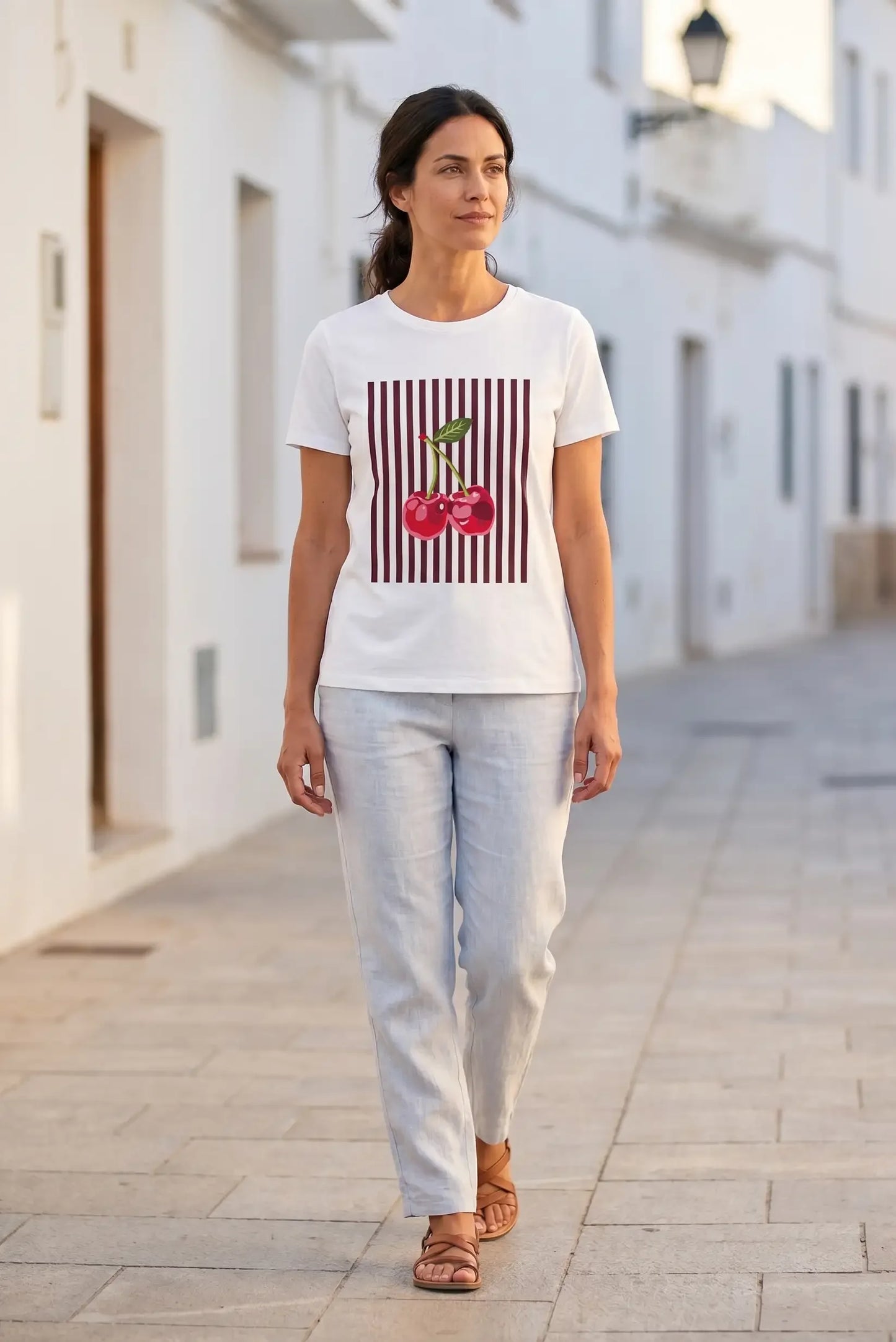 Camiseta blanca con diseño de cerezas y rayas, ideal para moda femenina casual y verano