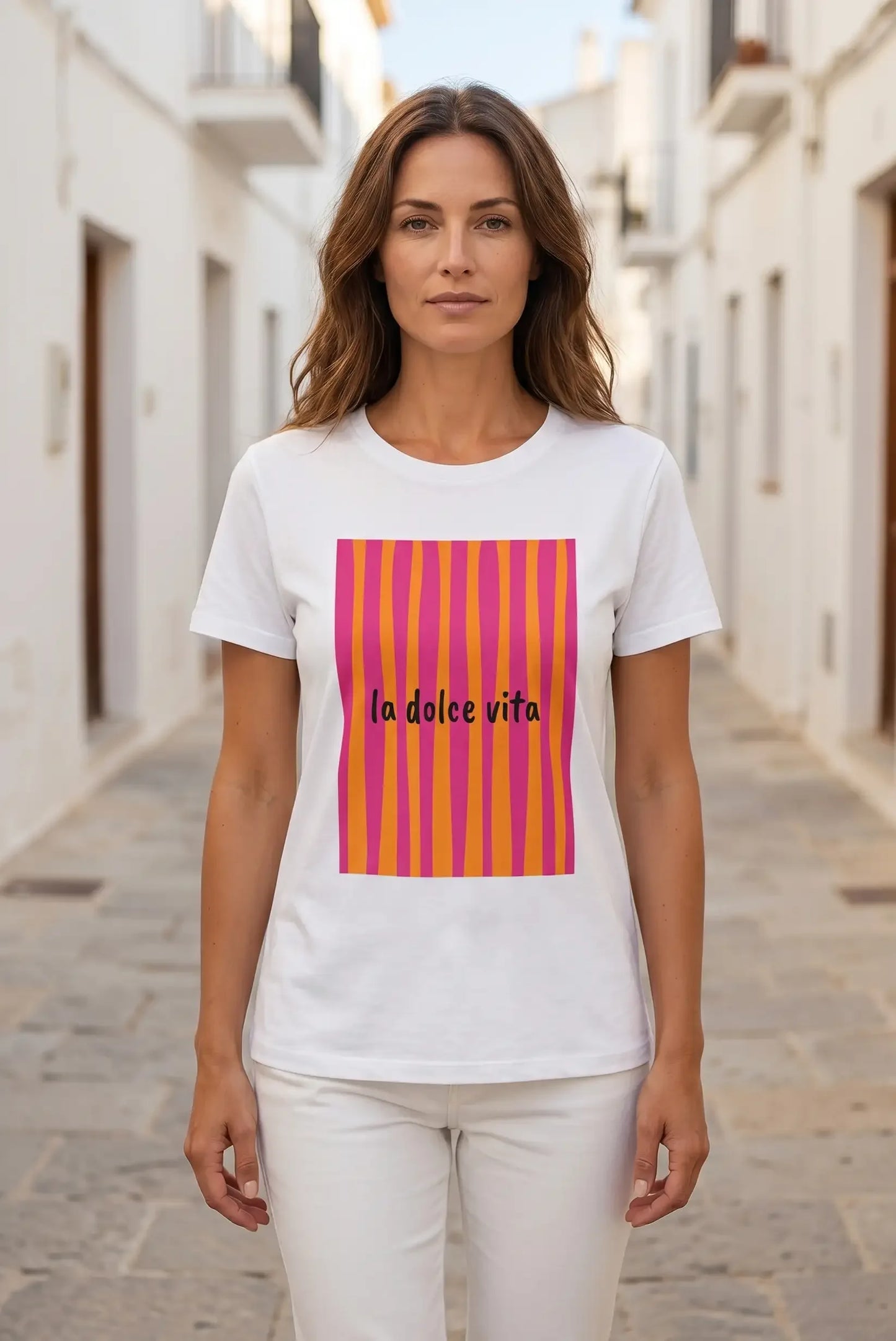 Camiseta blanca con estampado 'la dolce vita' en rayas rosa y naranja, ideal para looks casuales y estilosos.