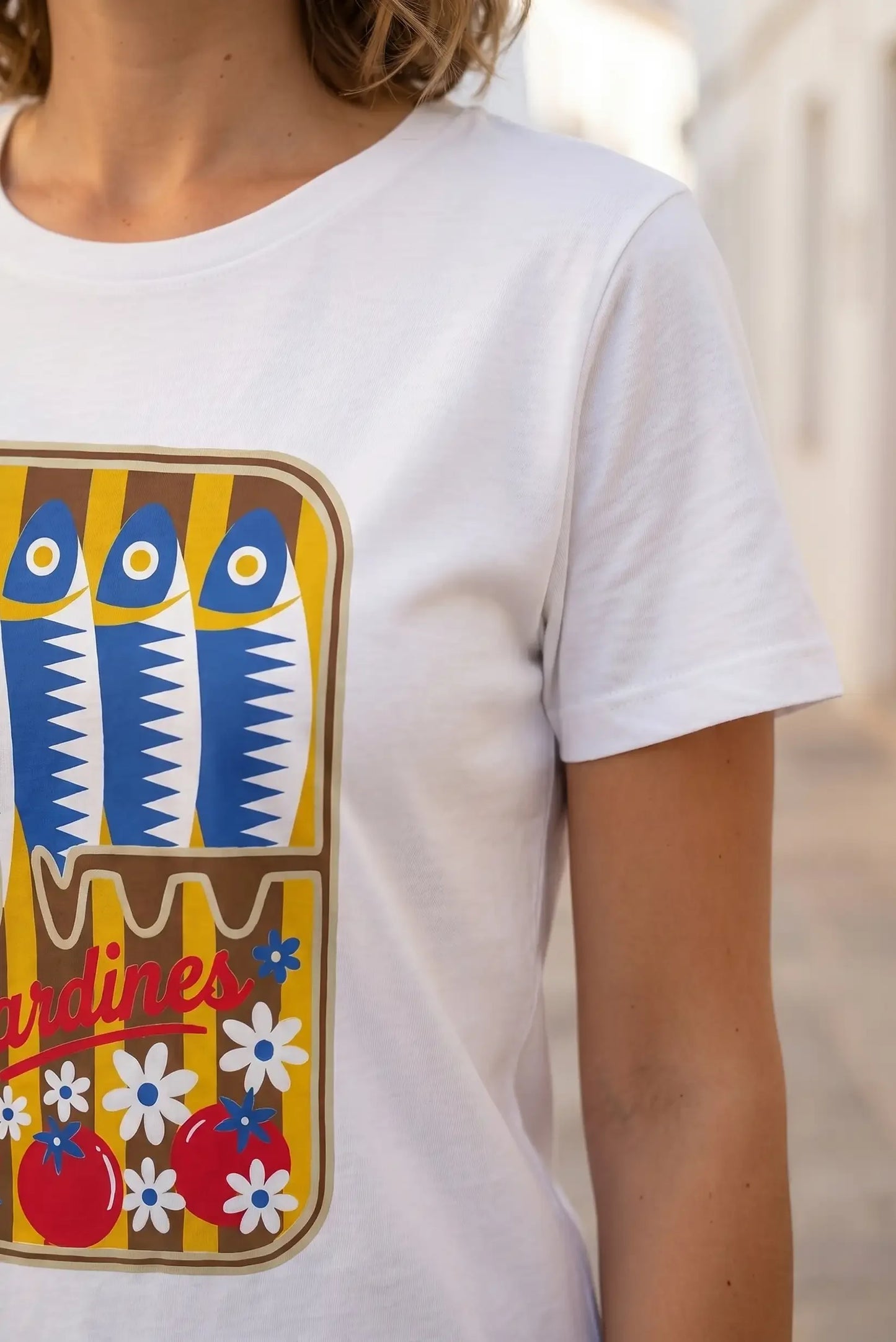 Camiseta blanca con estampado de sardinas, flores y tomates, estilo casual y divertido para mujer
