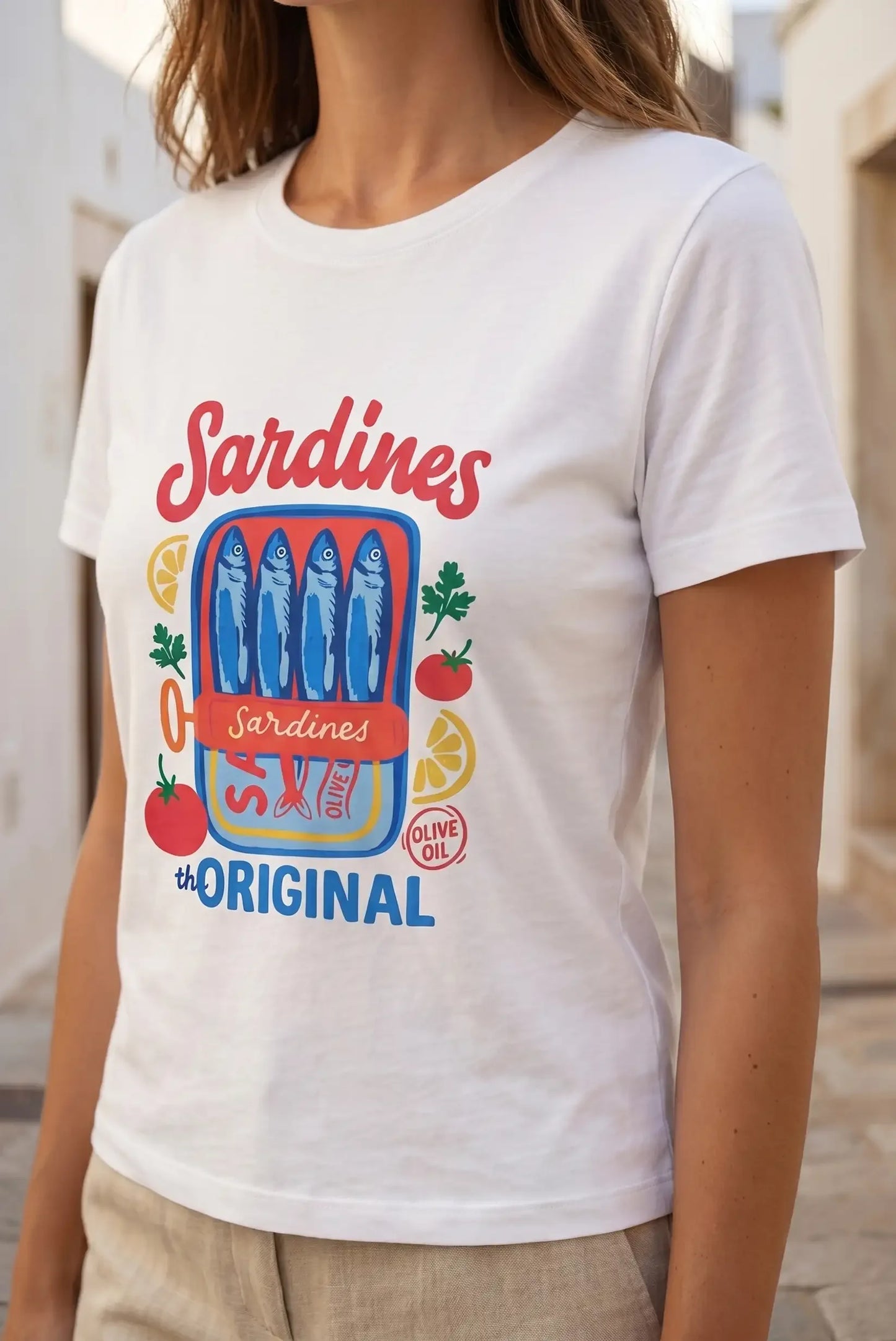 Camiseta blanca con estampado de sardinas en lata, limón y tomate, estilo casual y divertido