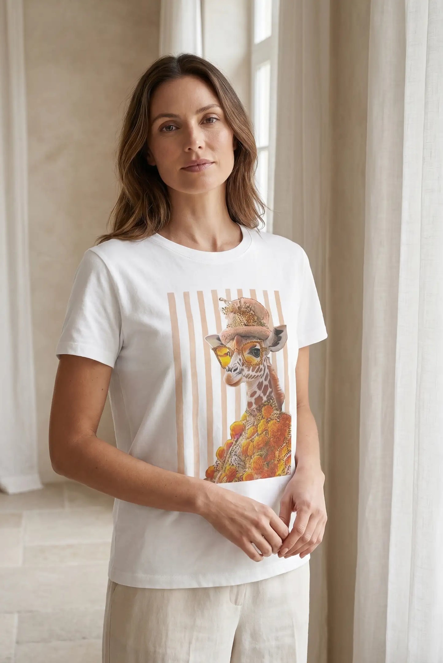 Mujer con camiseta blanca de manga corta y estampado de jirafa, moda casual femenina