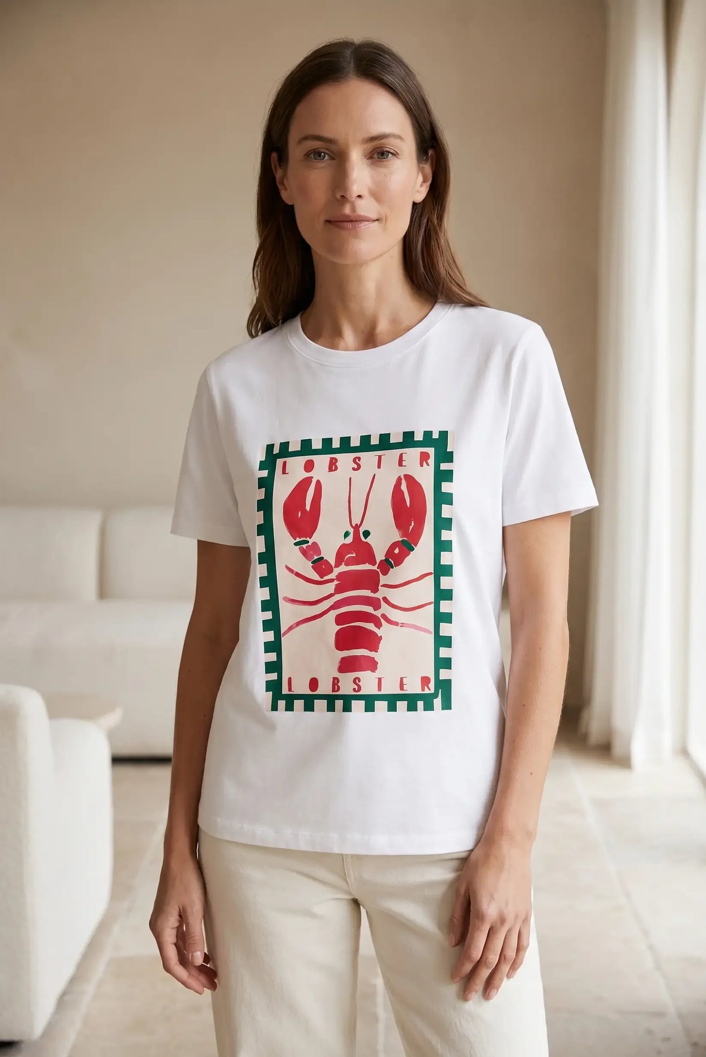Mujer con camiseta blanca de manga corta y estampado de langosta roja, moda casual femenina.