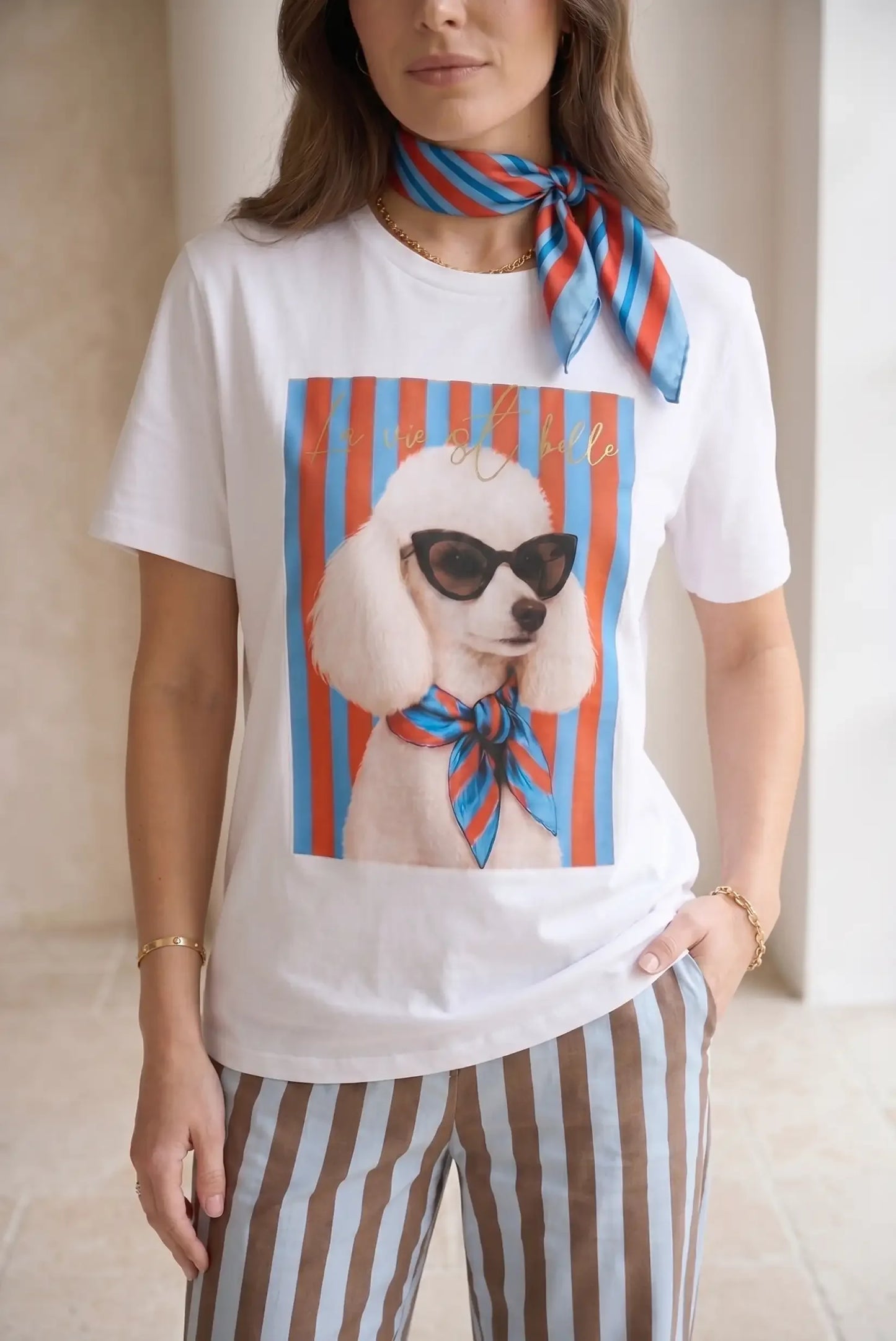 Camiseta blanca mujer con estampado de caniche con gafas y pañuelo, estilo casual primaveral