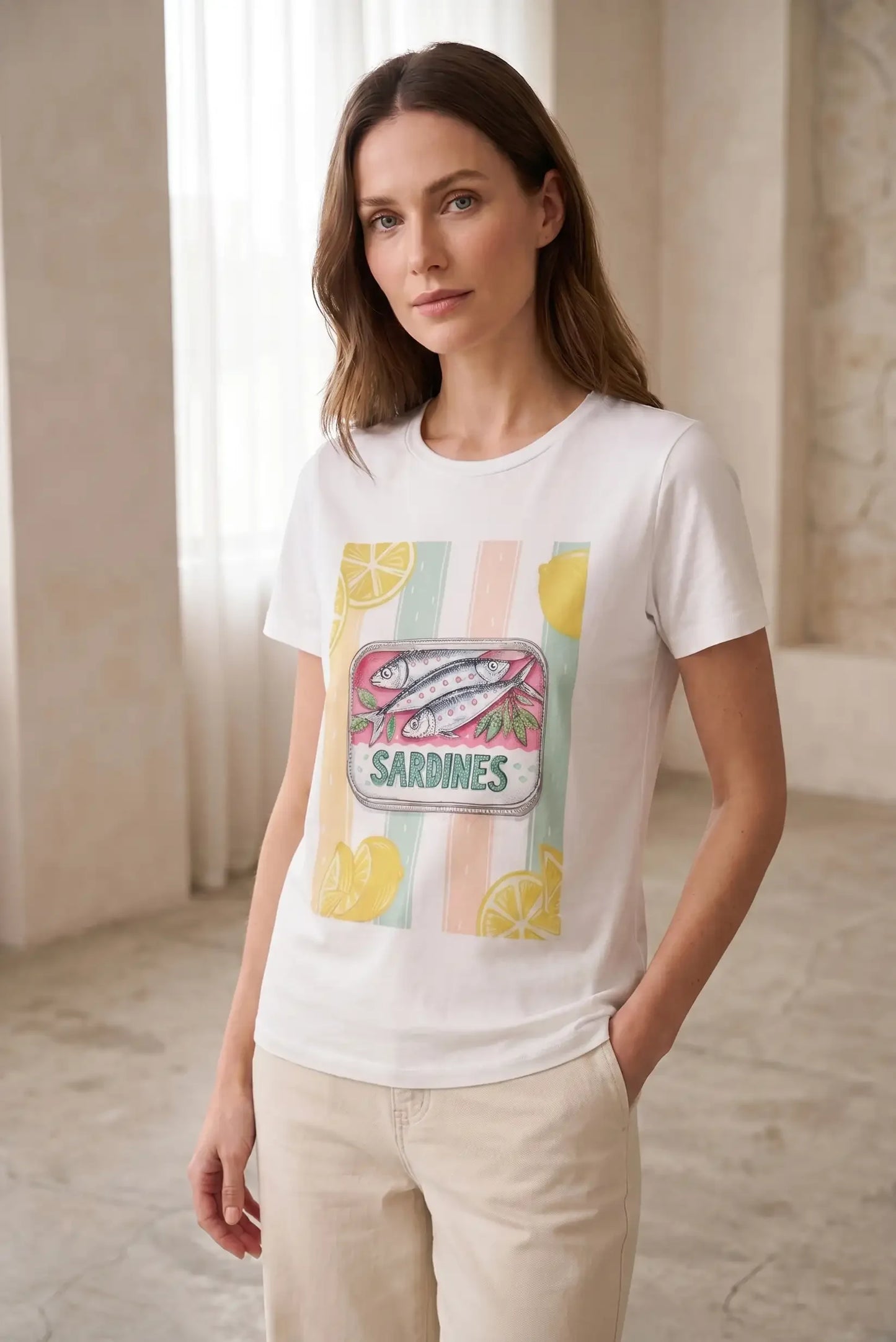 Mujer con camiseta blanca de manga corta, estampado de sardinas y limones, estilo casual