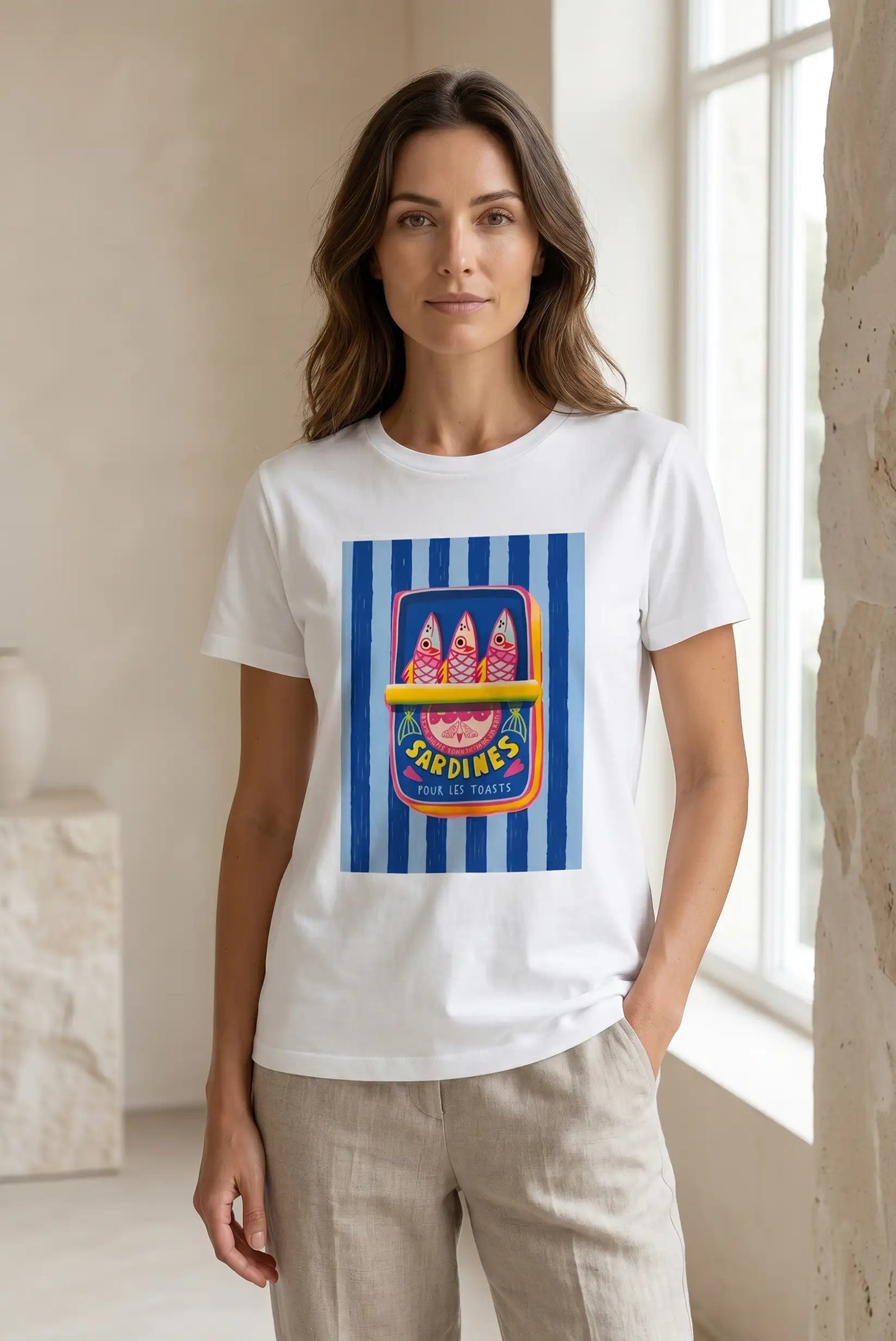 Mujer con camiseta blanca de manga corta y estampado de sardinas en azul, look casual verano.