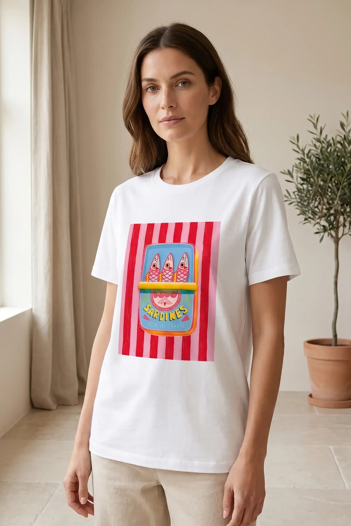 Mujer con camiseta blanca de manga corta y diseño colorido de lata de sardinas