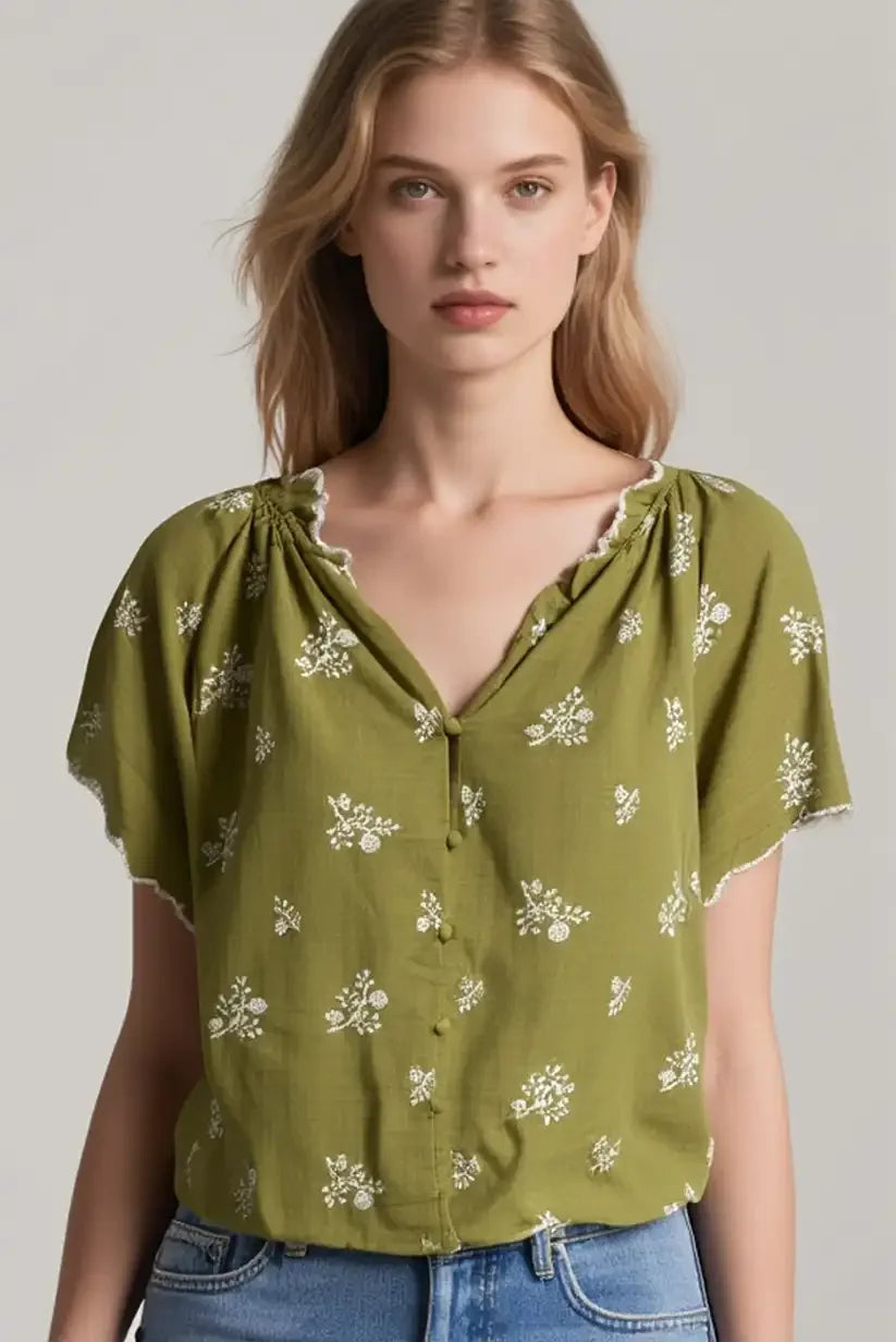 Camisa de manga corta verde oliva con bordados florales blancos - CHICA del Sur