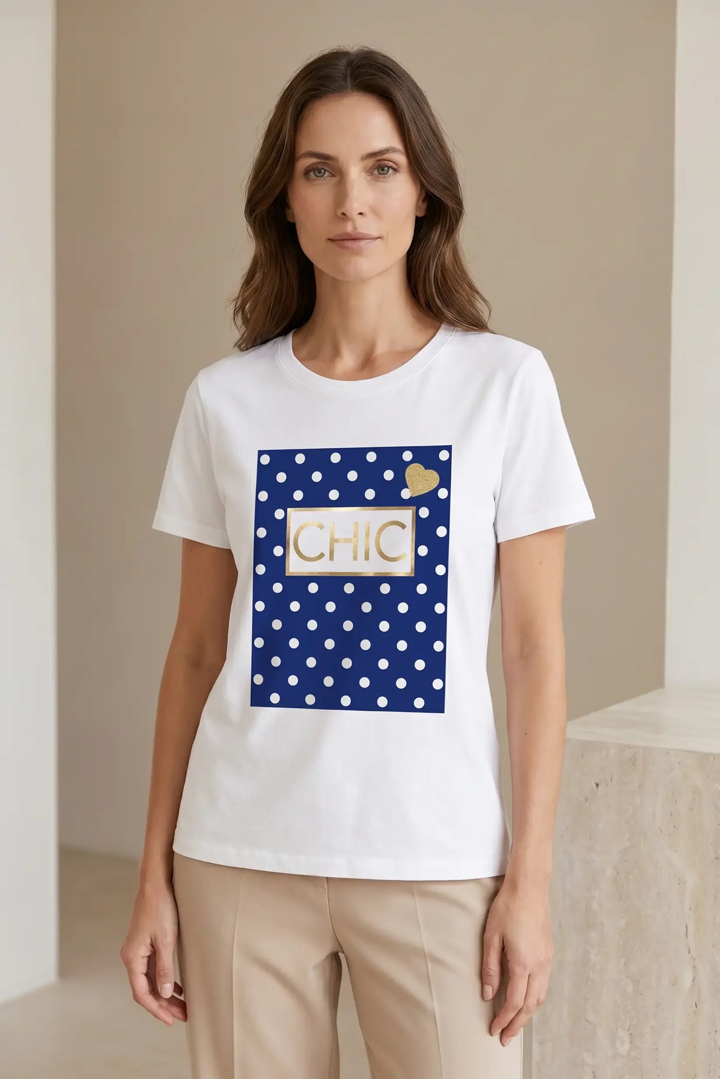 Camiseta blanca mujer con estampado 'CHIC' en dorado y azul con lunares, estilo casual y moderno