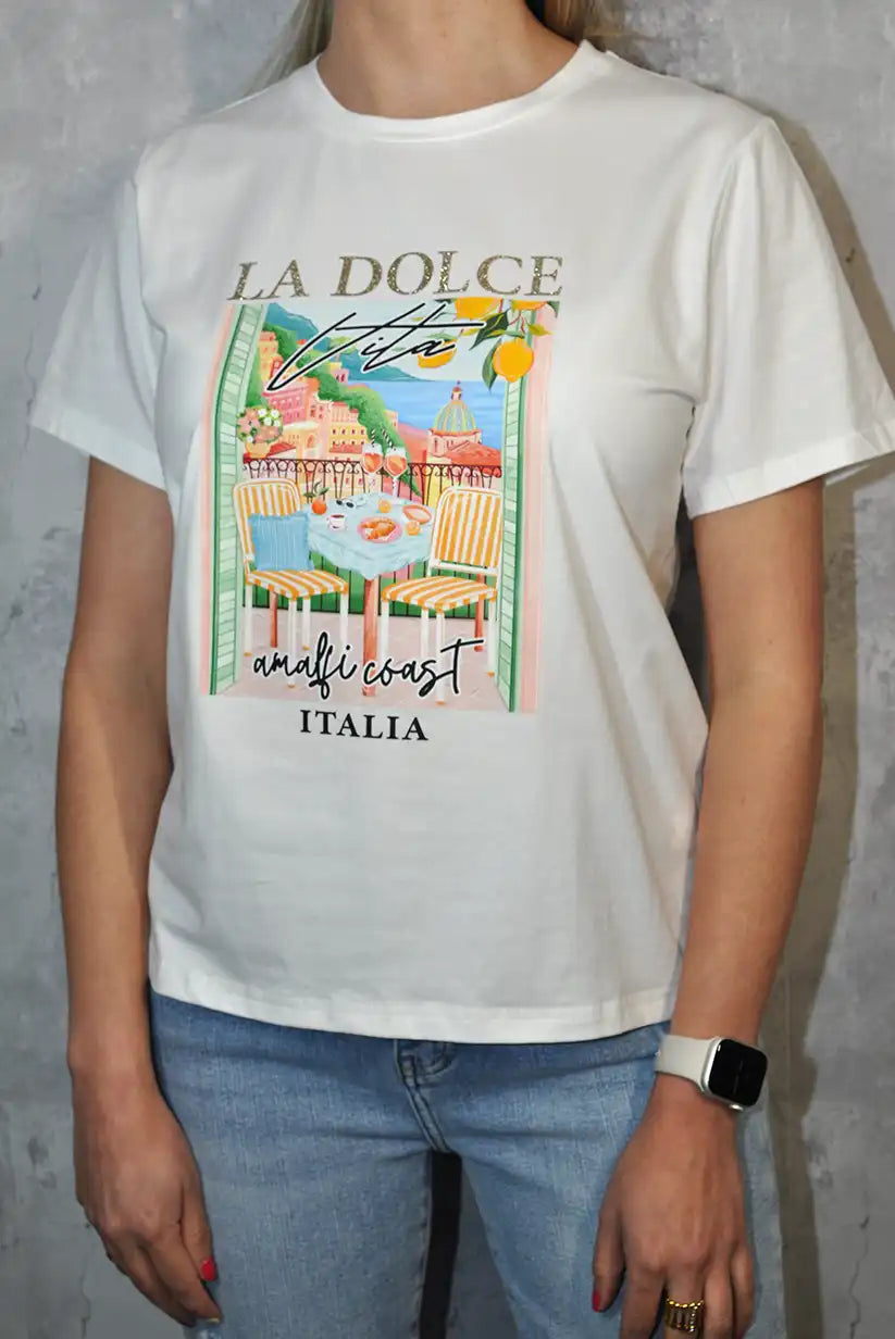 Camiseta Mujer “La Dolce Vita” | Estampado Costa Amalfitana - CHICA del Sur